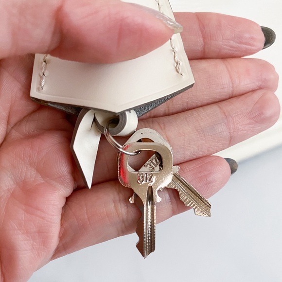 Louis Vuitton Bowling Montaigne GM - Ivory Epi Leather - Picture 5 of 12